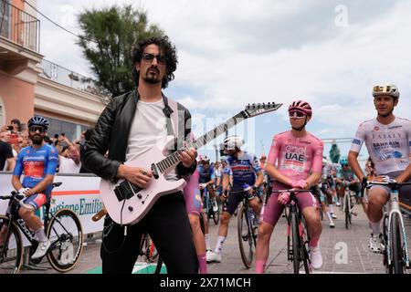 Riccione, Italien. Mai 2024. Musiker Giulio Maceroni vom Start the Stage 13 des Giro d’Italia von Riccione bis Cento, 17. Mai 2024 Italien. (Foto: Fabio Ferrari/Lapresse) Credit: LaPresse/Alamy Live News Stockfoto