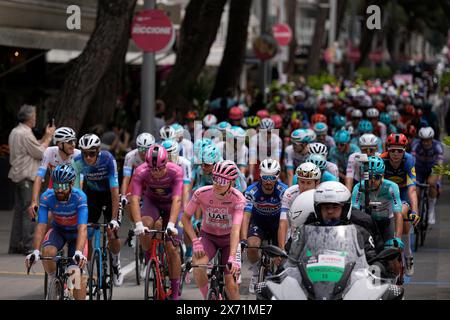 Riccione, Italien. Mai 2024. Der Start the Pack fährt auf der 13. Etappe des Giro d’Italia von Riccione nach Cento, 17. Mai 2024 Italien. (Foto: Marco Alpozzi/LaPresse) Credit: LaPresse/Alamy Live News Stockfoto