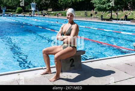 Hamburg, Deutschland. Mai 2024. Ines Birkmann schwamm heute ihre ersten 1000 Meter der Saison. Das Bäderland Hamburg läutet den Beginn der Outdoor-Saison ein und eröffnet das Kaifu-Schwimmbad. Quelle: Markus Scholz/dpa/Alamy Live News Stockfoto