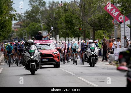 Riccione, Italien. Mai 2024. KM 0 Beginn der 13. Etappe des Giro d'Italia von Riccione nach Cento, 17. Mai 2024 Italien. (Foto: Marco Alpozzi/LaPresse) Credit: LaPresse/Alamy Live News Stockfoto