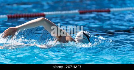 Hamburg, Deutschland. Mai 2024. Eine erste Schwimmerin macht ihre Runden im 50-Meter-Pool. Das Bäderland Hamburg läutet den Beginn der Outdoor-Saison ein und eröffnet das Kaifu-Schwimmbad. Quelle: Markus Scholz/dpa/Alamy Live News Stockfoto