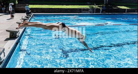 Hamburg, Deutschland. Mai 2024. Ein erster Besucher springt in den 50 Meter langen Pool. Das Bäderland Hamburg läutet den Beginn der Outdoor-Saison ein und eröffnet das Kaifu-Schwimmbad. Quelle: Markus Scholz/dpa/Alamy Live News Stockfoto