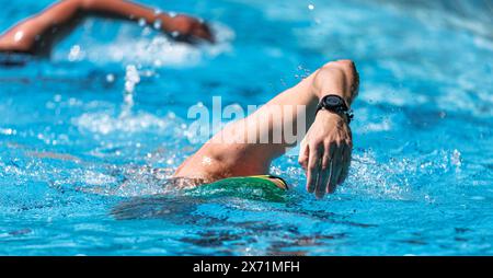 Hamburg, Deutschland. Mai 2024. Die ersten Schwimmer drehen ihre Bahnen im 50 Meter langen Pool. Das Bäderland Hamburg läutet den Beginn der Outdoor-Saison ein und eröffnet das Kaifu-Schwimmbad. Quelle: Markus Scholz/dpa/Alamy Live News Stockfoto