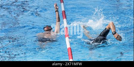 Hamburg, Deutschland. Mai 2024. Die ersten Schwimmer drehen ihre Bahnen im 50 Meter langen Pool. Das Bäderland Hamburg läutet den Beginn der Outdoor-Saison ein und eröffnet das Kaifu-Schwimmbad. Quelle: Markus Scholz/dpa/Alamy Live News Stockfoto