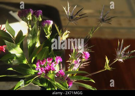 Blumenstrauß aus gemischten purpurnen getrockneten Blüten Stockfoto