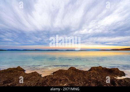 Am frühen Morgen mit ruhigem, reflektierendem Wasser am Dunalley Beach im Südosten Tasmaniens Stockfoto