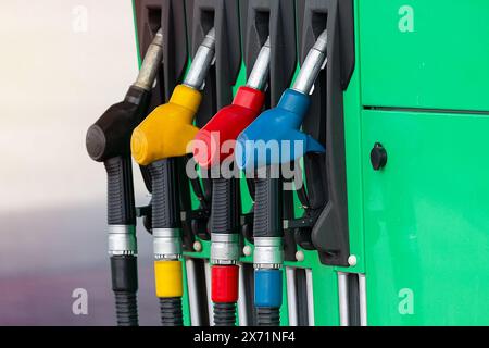 Tankstelle mit farbigen Pistolen und Kraftstoffschläuchen. Benzin, Diesel, Öko-Wasserstoff-Tanksäule. Nahaufnahme Stockfoto