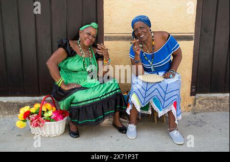 Lokale Frauen rauchen Zigarren, La Habana Vieja, UNESCO-Weltkulturerbe, Havanna, Kuba Stockfoto