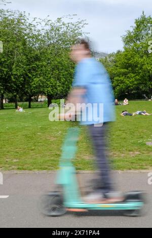 Bristol, Großbritannien. Mai 2024. Die Leute im Castle Park Bristol genießen einen sonnigen Frühlingsmorgen. Mann auf einem Trierer E-Scooter. Quelle: JMF News/Alamy Live News Stockfoto