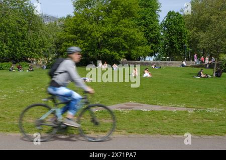 Bristol, Großbritannien. Mai 2024. Die Leute im Castle Park Bristol genießen einen sonnigen Frühlingsmorgen. Quelle: JMF News/Alamy Live News Stockfoto