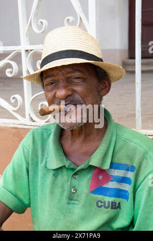 Kubanische Mann mit Zigarre, tragen ein Fedora Hut, Trinidad, UNESCO-Weltkulturerbe, Sancti Spiritus, Kuba Stockfoto