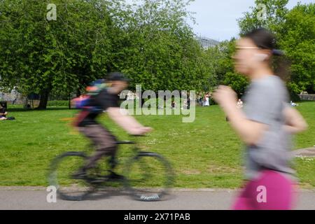 Bristol, Großbritannien. Mai 2024. Die Leute im Castle Park Bristol genießen einen sonnigen Frühlingsmorgen. Joggen und Radfahren. Quelle: JMF News/Alamy Live News Stockfoto