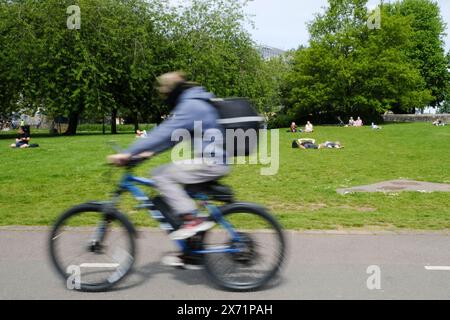 Bristol, Großbritannien. Mai 2024. Die Leute im Castle Park Bristol genießen einen sonnigen Frühlingsmorgen, obwohl das Mittagessen noch nicht geliefert werden muss. Quelle: JMF News/Alamy Live News Stockfoto