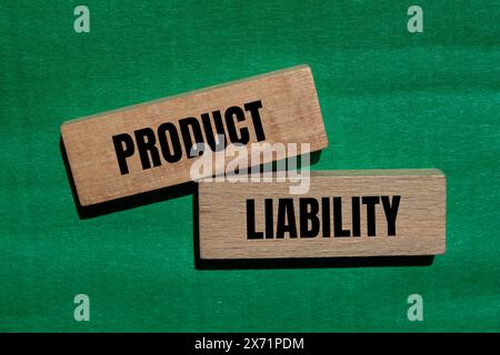 Wörter zur Produkthaftung auf Holzblöcken mit grünem Hintergrund. Symbol für konzeptionelle Produkthaftung. Kopierbereich. Stockfoto