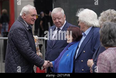 Der ehemalige Taoiseach Bertie Ahern (links) trifft auf Mitglieder des Justizministeriums für die Vergessenen, als er zu einer Kranzniederlegung am Denkmal für die Opfer der Bombenanschläge von Dublin und Monaghan auf der Talbot Street in Dublin ankommt, um den 50. Jahrestag der Bombenanschläge von Dublin und Monaghan zu feiern. Bilddatum: Freitag, 17. Mai 2024. Stockfoto