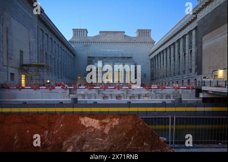 Berlin, Deutschland - 12. Mai 2024: Blick auf die Baustelle des Berliner Pergamonmuseums bei Nacht Stockfoto