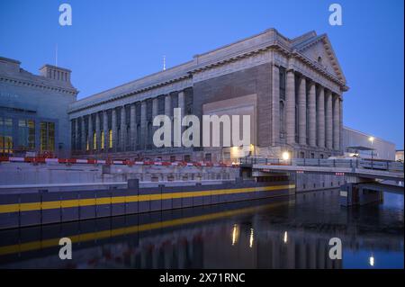 Berlin, Deutschland - 12. Mai 2024: Blick auf die Baustelle des Berliner Pergamonmuseums bei Nacht Stockfoto