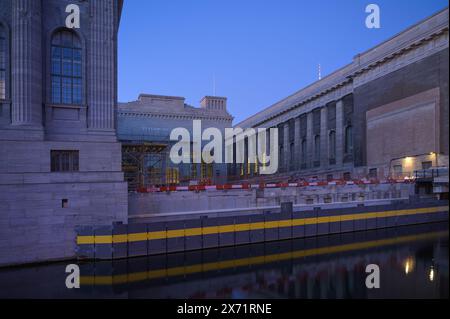 Berlin, Deutschland - 12. Mai 2024: Blick auf die Baustelle des Berliner Pergamonmuseums bei Nacht Stockfoto