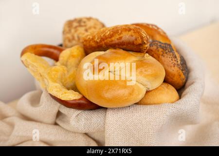 Köstliche Auswahl an frisch gebackenem Gebäck, einschließlich Käsebrötchen, Mohnbrötchen, Brötchen, herzhaften Brezeln und süßen Quark-Torten in Tradi Stockfoto