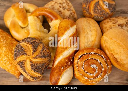 Köstliche Auswahl an frisch gebackenem Gebäck, einschließlich Käsebrötchen, Mohnbrötchen, Brötchen, herzhafte Brezeln und süße Quark-Torten aus nächster Nähe Stockfoto