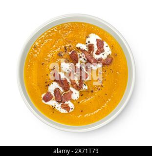 Kürbiscremesuppe mit knusprigem Speck isoliert auf weißem Hintergrund, Draufsicht Stockfoto