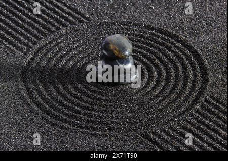 Zen Garten der Ruhe und Entspannung Steine in strukturiertem Sand als Symbol für psychisches Gleichgewicht und Ausgeglichenheit *** Zen Garten von Peac Stockfoto