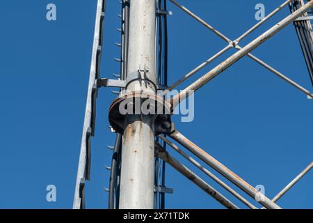 Stahlpylondetails, retikuläre Struktur einer Repeater-Antenne für Funk-, Telefon- und Kommunikationsbänder. Spurstangen und Muttern aus Edelstahl. Stockfoto