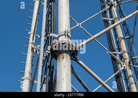 Stahlpylondetails, retikuläre Struktur einer Repeater-Antenne für Funk-, Telefon- und Kommunikationsbänder. Spurstangen und Muttern aus Edelstahl. Stockfoto