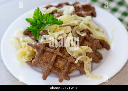 Gebratene Leberwaffeln mit Zwiebeln und Kräutern Stockfoto