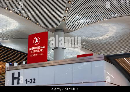 Check-in- oder Ticketbereich internationaler Flüge von Turkish Airlines am Flughafen Istanbul. Istanbul Turkiye - 5.12.2024 Stockfoto