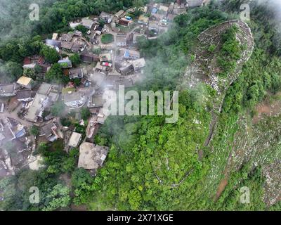 Qianxinan. Mai 2024. Ein Luftbild der Drohne, aufgenommen am 17. Mai 2024, zeigt einen Blick auf eine alte Stadtruine aus der Ming-Dynastie (1368–1644) im Dorf Pingzhai in der autonomen Präfektur Bouyei-Miao in Qianxinan, Provinz Guizhou im Südwesten Chinas. Der Ort wirkt von oben aus oval und erstreckt sich über eine Fläche von etwa 18.000 Quadratmetern, wobei mehr als 900 Meter Steinmauern erhalten geblieben sind. Quelle: Liu Xu/Xinhua/Alamy Live News Stockfoto