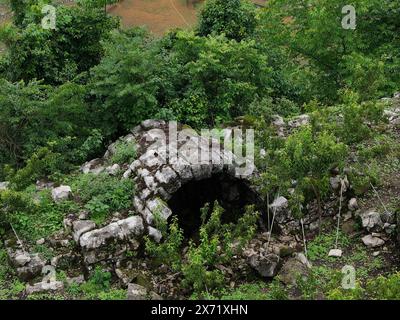 Qianxinan. Mai 2024. Ein Luftbild der Drohne, aufgenommen am 17. Mai 2024, zeigt einen Blick auf eine alte Stadtruine aus der Ming-Dynastie (1368–1644) im Dorf Pingzhai in der autonomen Präfektur Bouyei-Miao in Qianxinan, Provinz Guizhou im Südwesten Chinas. Der Ort wirkt von oben aus oval und erstreckt sich über eine Fläche von etwa 18.000 Quadratmetern, wobei mehr als 900 Meter Steinmauern erhalten geblieben sind. Quelle: Liu Xu/Xinhua/Alamy Live News Stockfoto