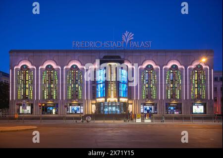 Berlin, Deutschland - 12. Mai 2024: Abendlicher Blick auf den Friedrichstadtpalast, ein berühmtes Theater der darstellenden Künste in Berlin Stockfoto