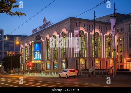 Berlin, Deutschland - 12. Mai 2024: Abendlicher Blick auf den Friedrichstadtpalast, ein berühmtes Theater der darstellenden Künste in Berlin Stockfoto