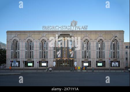 Berlin, Deutschland - 12. Mai 2024: Abendlicher Blick auf den Friedrichstadtpalast, ein berühmtes Theater der darstellenden Künste in Berlin Stockfoto