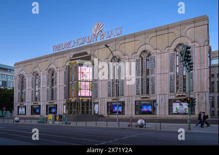 Berlin, Deutschland - 12. Mai 2024: Abendlicher Blick auf den Friedrichstadtpalast, ein berühmtes Theater der darstellenden Künste in Berlin Stockfoto