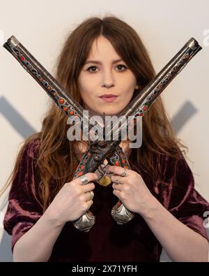 London, England, Großbritannien. Mai 2024. Bonhams-Mitarbeiter halten ein Paar seltener algerischer 18-Loch-Feuerstein-Holster-Pistolen aus dem späten 18./frühen 19. Jahrhundert, geschätzt auf Â£ 5.000 - Â£ 6.000, während einer Vorschau auf den Verkauf von Antique Arms and Armour in Bonhams Knightsbridge. (Kreditbild: © Thomas Krych/ZUMA Press Wire) NUR REDAKTIONELLE VERWENDUNG! Nicht für kommerzielle ZWECKE! Stockfoto