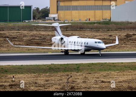 Qatar Executive Gulfstream G650ER (Reg: A7-CGM) Wenden in der Mitte der Start- und Landebahn. Stockfoto