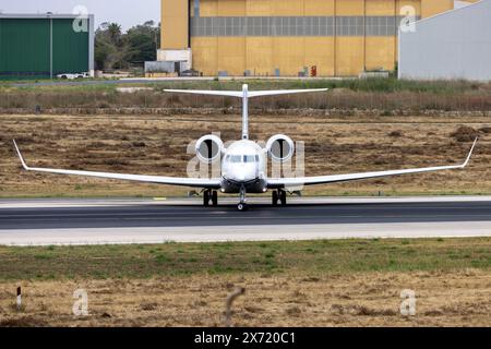 Qatar Executive Gulfstream G650ER (Reg: A7-CGM) Wenden in der Mitte der Start- und Landebahn. Stockfoto