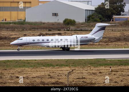 Qatar Executive Gulfstream G650ER (Reg: A7-CGM) Wenden in der Mitte der Start- und Landebahn. Stockfoto