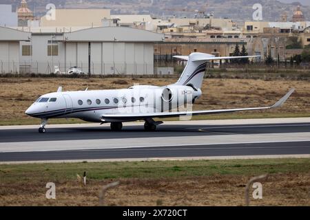 Qatar Executive Gulfstream G650ER (Reg: A7-CGM) Wenden in der Mitte der Start- und Landebahn. Stockfoto