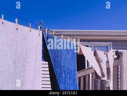 Handtücher trocknen an einem sonnigen Tag an der Kleidung oder Wäscheleine Stockfoto