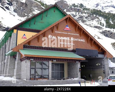 Eingang zum Atal Tunnel in Rohtang von der Nordportalseite. Ort: Rohtang Pass, Himachal Pradesh, Indien Datum: - 03. April 2024 Stockfoto