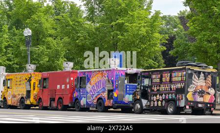 Washington DC, USA - 30. April 2024: Eine Reihe von Fast Food- und Eiswagen parkte auf einer der Hauptstraßen von Washington DC Stockfoto