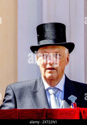 Oslo, Norwegen. Mai 2024. König Harald feiert den Nationalfeiertag auf dem Balkon des Königspalastes in Oslo, Norwegen Credit: Albert Nieboer POINT THE GUE OUT/dpa/Alamy Live News Stockfoto