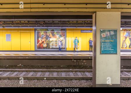 Frankfurt, Deutschland - 8. Mai 2024: Leute warten auf die nächste U-Bahn-Station Hauptwache in Frankfurt an Main. Stockfoto