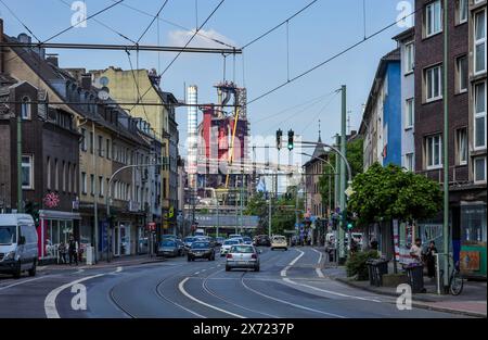 Duisburg, Ruhrgebiet, Nordrhein-Westfalen, Deutschland - Stadtblick mit ThyssenKrupp Steel Huettenwerk, Friedrich-Ebert-Straße in Meiderich-Beeck, Thys Stockfoto