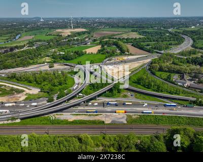 Duisburg, Nordrhein-Westfalen, Deutschland - Autobahnkreuz Kaiserberg. Die geschäftige Gegend mit den Autobahnen A40 und A3 wurde renoviert und erweitert Stockfoto