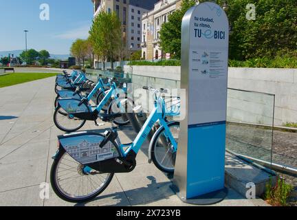 Reihe von Pedalassistenten E-Fahrrädern zur Vermietung Plaza Alfonso XIII Calle Calvo Sotelo Santander Cantabria Spanien Stockfoto