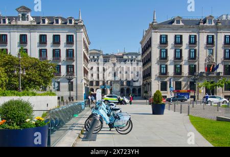 Reihe von Pedalassistenten E-Fahrrädern zur Vermietung Plaza Alfonso XIII Calle Calvo Sotelo Santander Cantabria Spanien Stockfoto